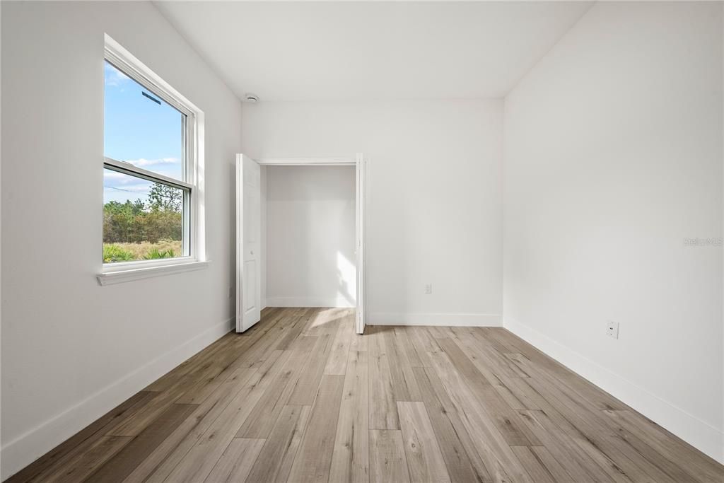 待售: $308,000 (4 贝兹, 2 浴室, 1560 平方英尺)