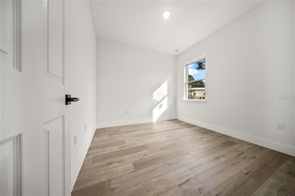 待售: $308,000 (4 贝兹, 2 浴室, 1560 平方英尺)