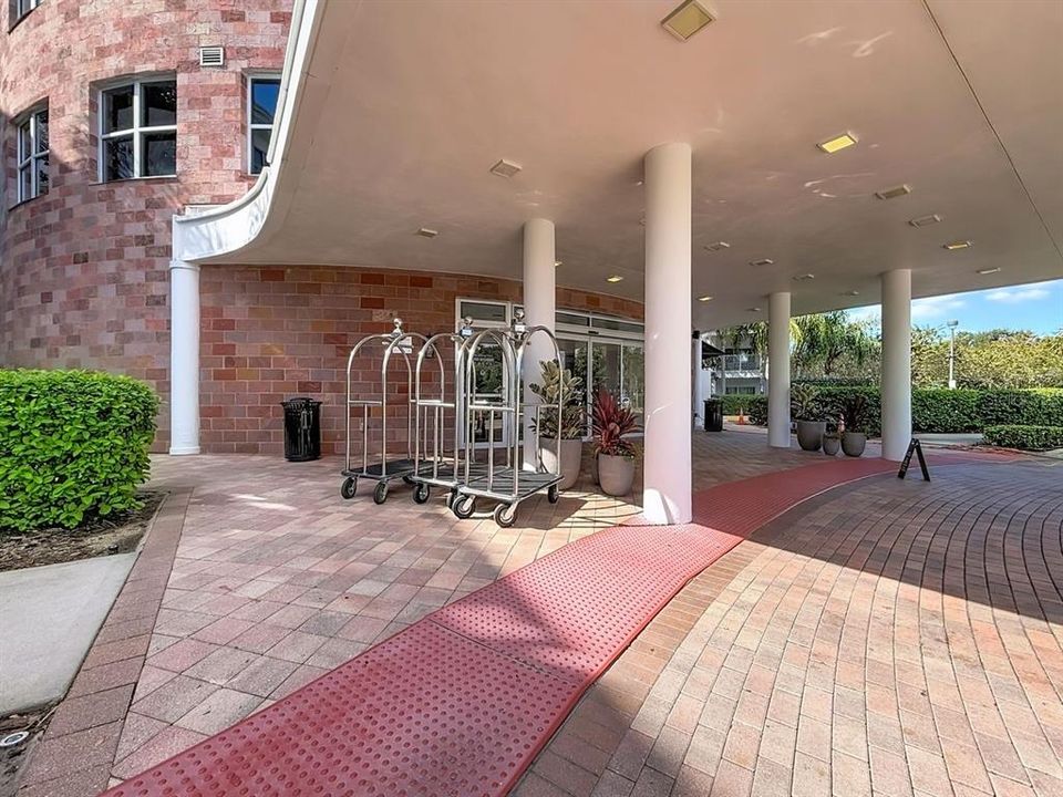 For Sale: $230,000 (2 beds, 2 baths, 1067 Square Feet)