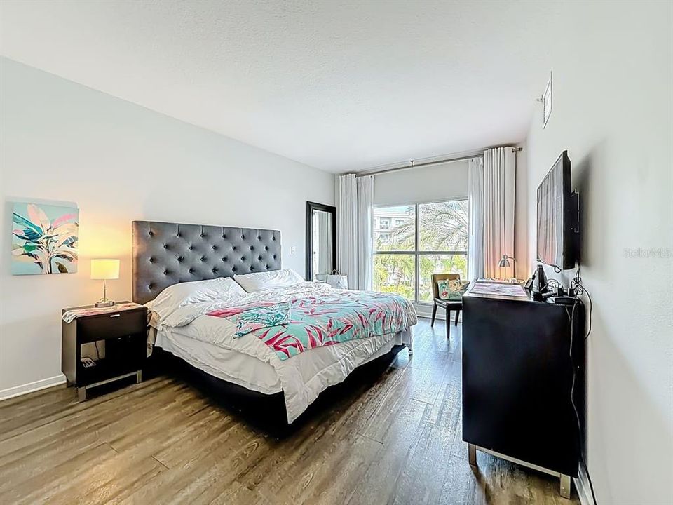 For Sale: $230,000 (2 beds, 2 baths, 1067 Square Feet)