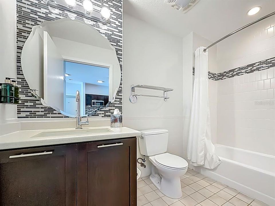 For Sale: $230,000 (2 beds, 2 baths, 1067 Square Feet)