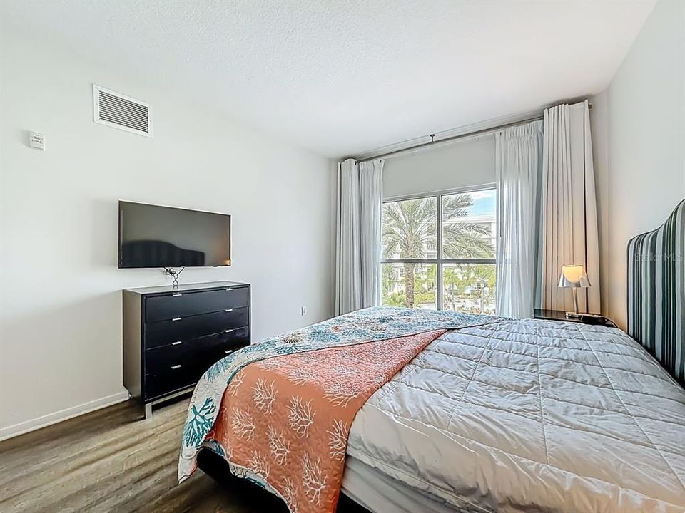 For Sale: $230,000 (2 beds, 2 baths, 1067 Square Feet)