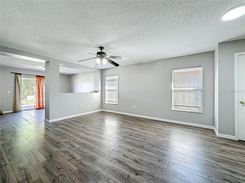 合同活跃: $298,900 (3 贝兹, 2 浴室, 1553 平方英尺)