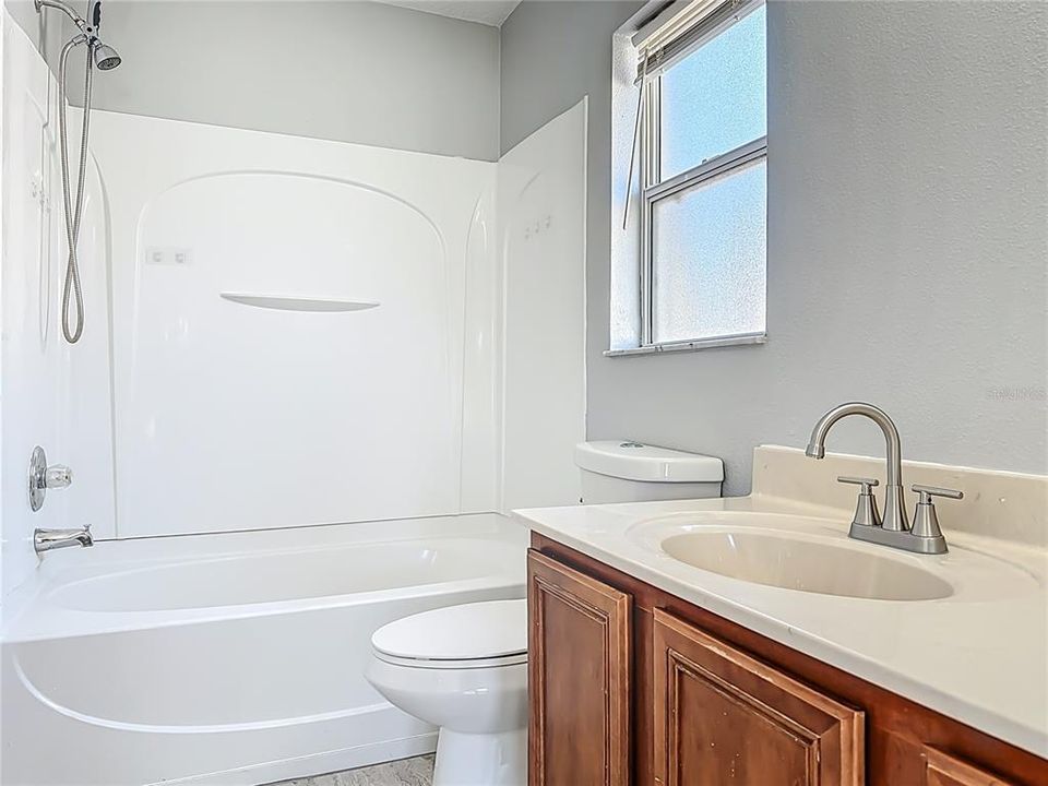 合同活跃: $298,900 (3 贝兹, 2 浴室, 1553 平方英尺)