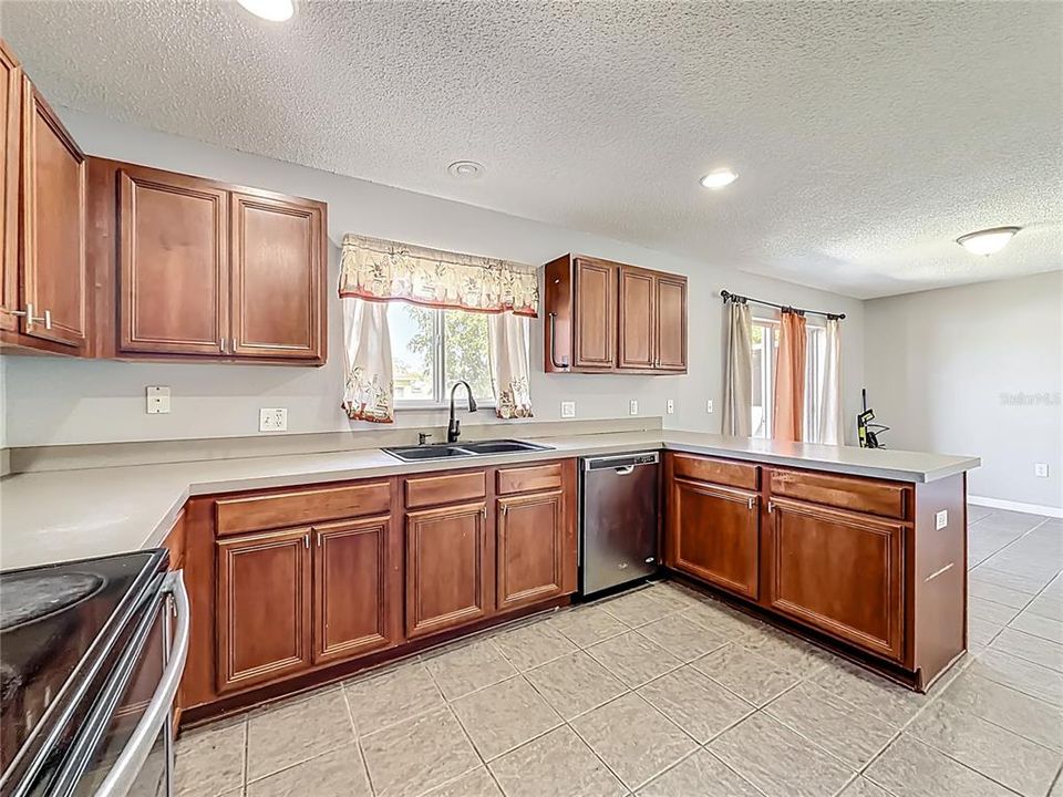 合同活跃: $298,900 (3 贝兹, 2 浴室, 1553 平方英尺)