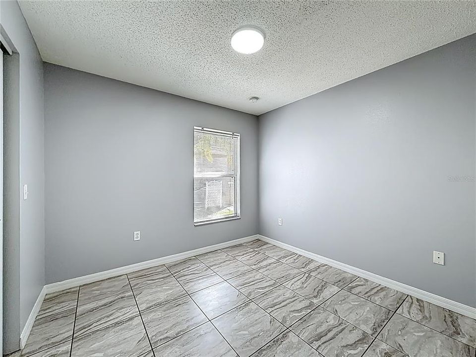 合同活跃: $298,900 (3 贝兹, 2 浴室, 1553 平方英尺)