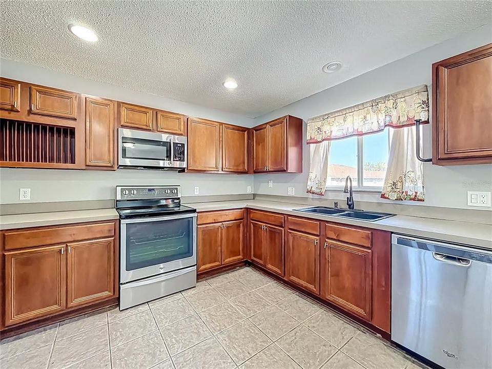 合同活跃: $298,900 (3 贝兹, 2 浴室, 1553 平方英尺)