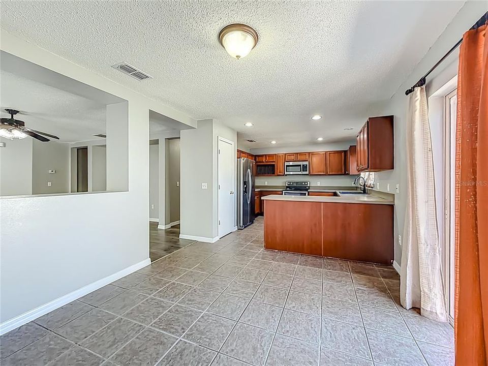 合同活跃: $298,900 (3 贝兹, 2 浴室, 1553 平方英尺)