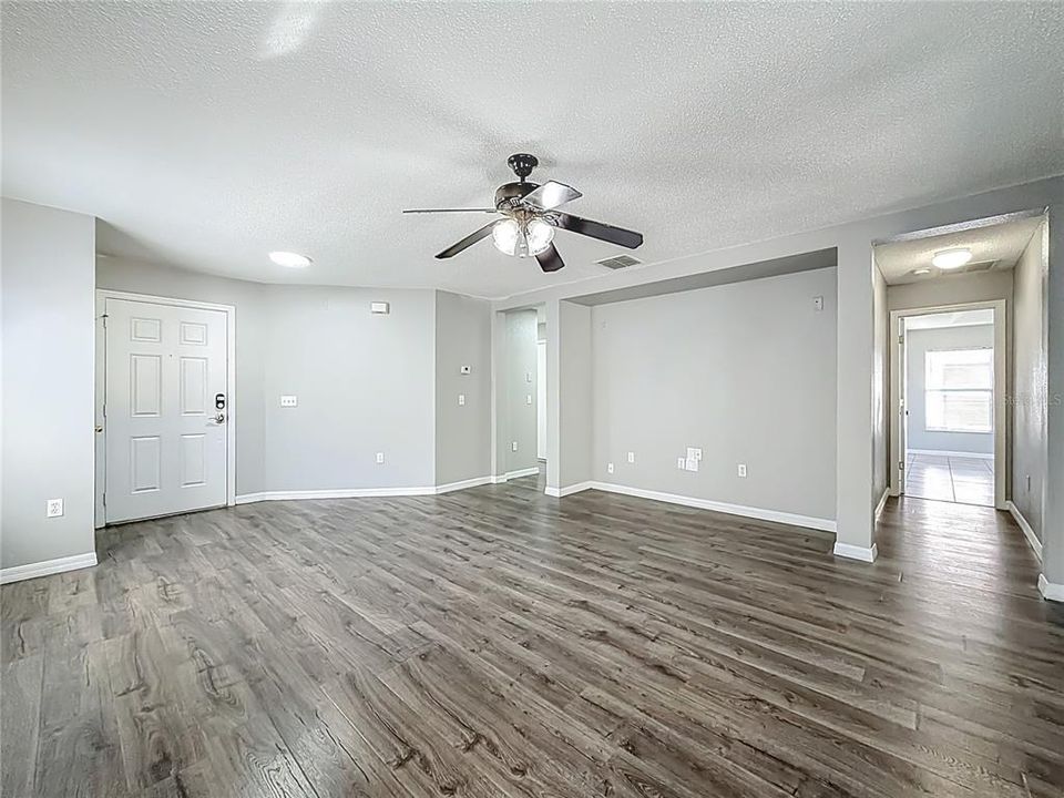 合同活跃: $298,900 (3 贝兹, 2 浴室, 1553 平方英尺)