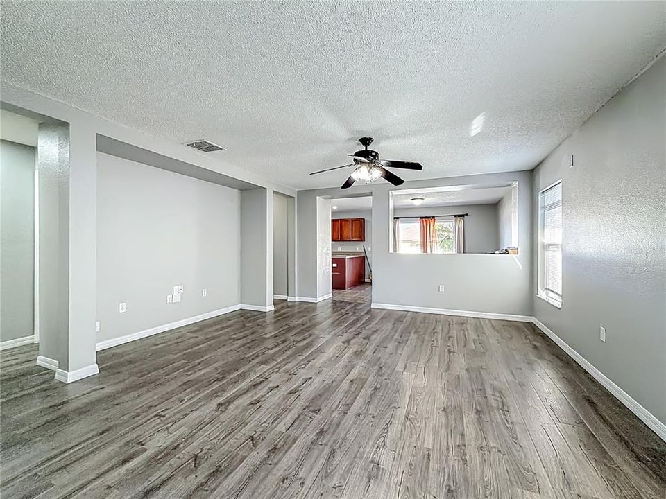 合同活跃: $298,900 (3 贝兹, 2 浴室, 1553 平方英尺)