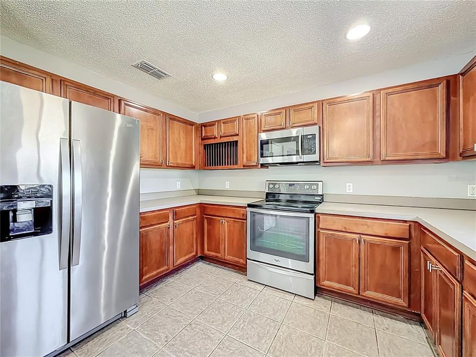 合同活跃: $298,900 (3 贝兹, 2 浴室, 1553 平方英尺)