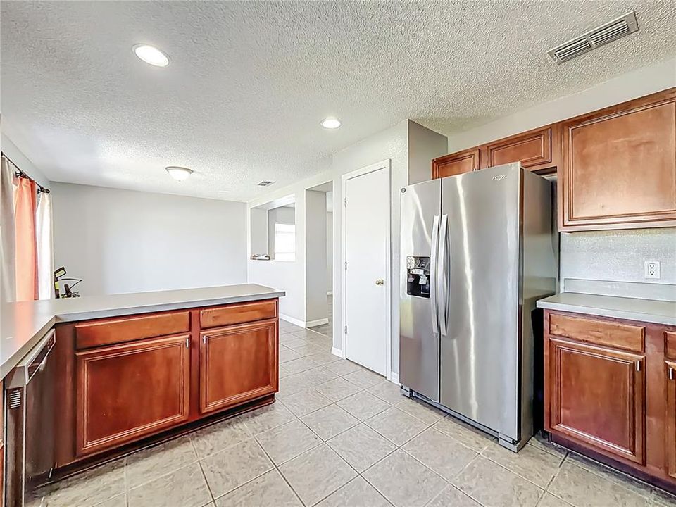 合同活跃: $298,900 (3 贝兹, 2 浴室, 1553 平方英尺)