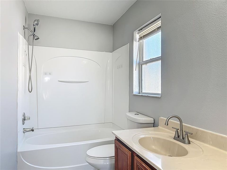 合同活跃: $298,900 (3 贝兹, 2 浴室, 1553 平方英尺)