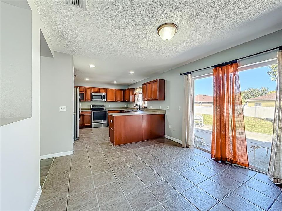 合同活跃: $298,900 (3 贝兹, 2 浴室, 1553 平方英尺)