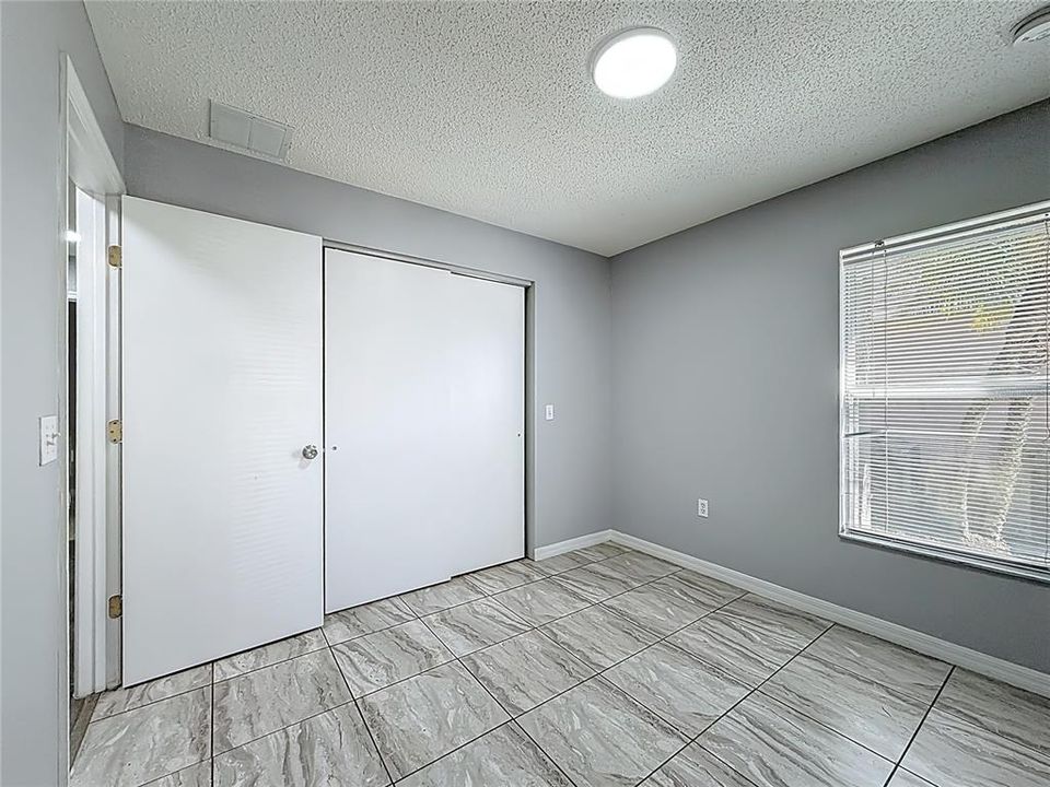 合同活跃: $298,900 (3 贝兹, 2 浴室, 1553 平方英尺)