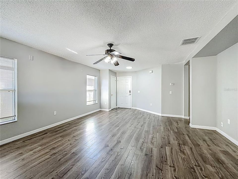 合同活跃: $298,900 (3 贝兹, 2 浴室, 1553 平方英尺)