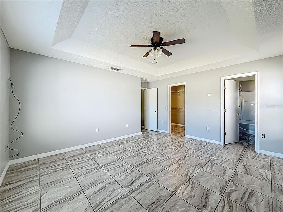 合同活跃: $298,900 (3 贝兹, 2 浴室, 1553 平方英尺)