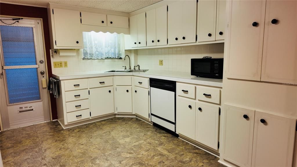 待售: $95,000 (2 贝兹, 2 浴室, 1118 平方英尺)