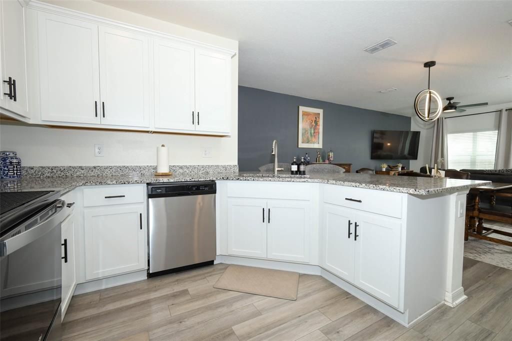 出租: $2,100 (3 贝兹, 2 浴室, 1575 平方英尺)