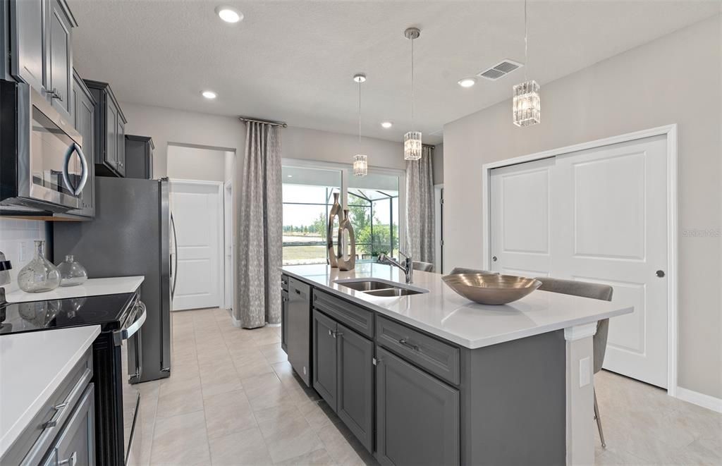 Под контрактом: $749,870 (5 спален, 5 ванн, 2611 Квадратных фут)