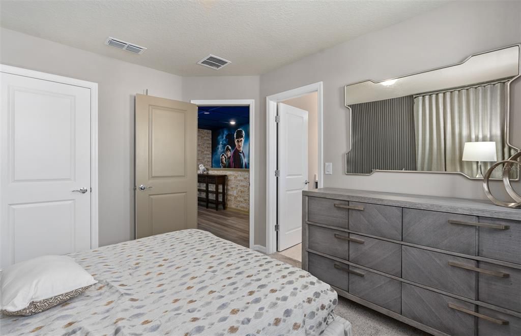 Под контрактом: $749,870 (5 спален, 5 ванн, 2611 Квадратных фут)