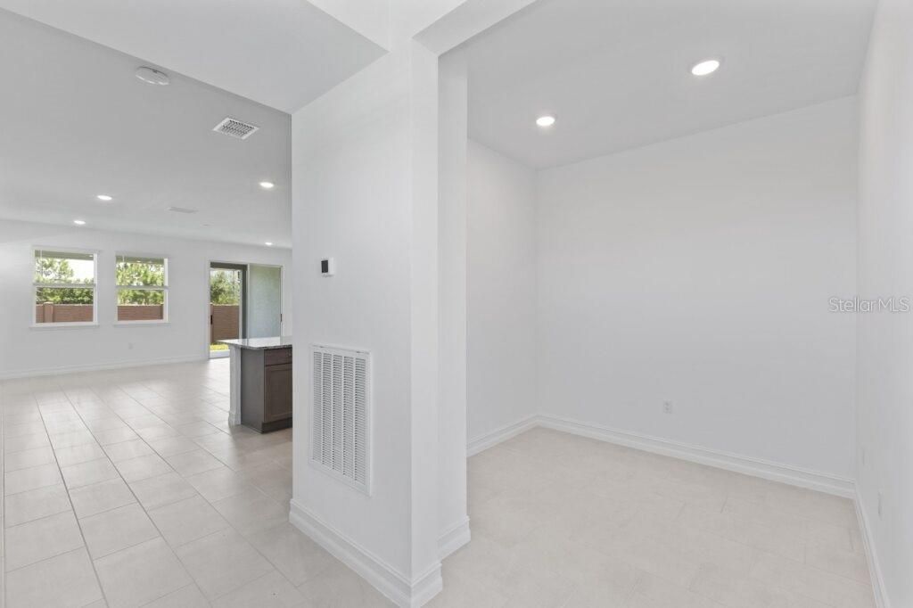 合同活跃: $251,880 (2 贝兹, 2 浴室, 1573 平方英尺)