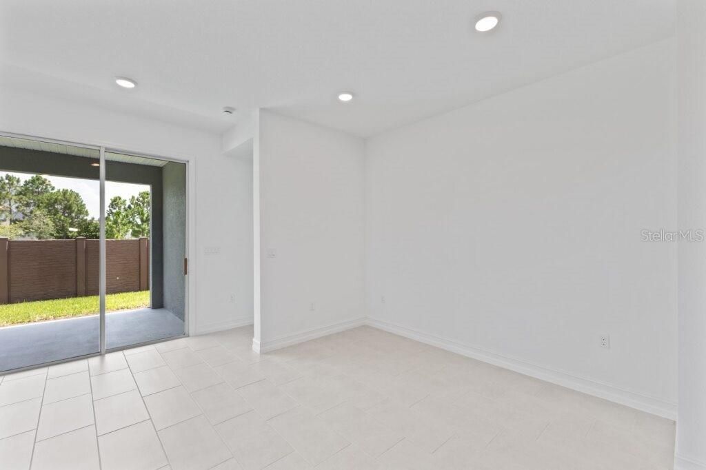 合同活跃: $251,880 (2 贝兹, 2 浴室, 1573 平方英尺)