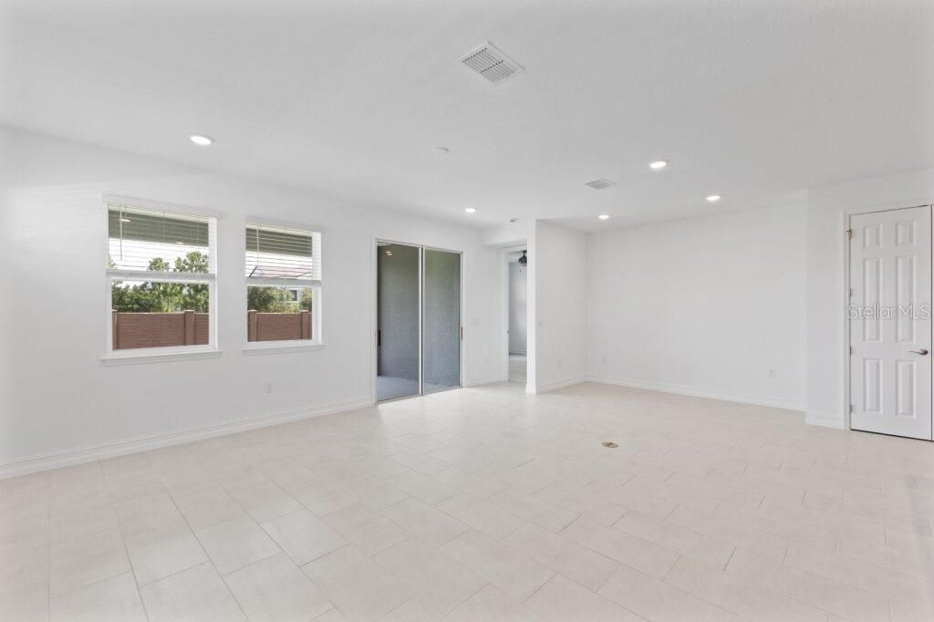 合同活跃: $251,880 (2 贝兹, 2 浴室, 1573 平方英尺)