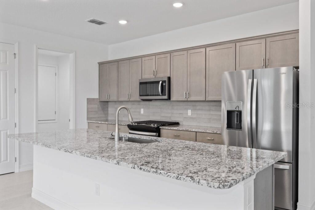 合同活跃: $251,880 (2 贝兹, 2 浴室, 1573 平方英尺)