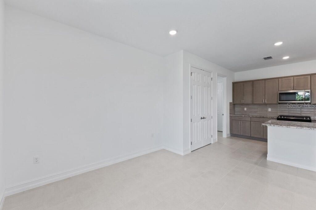 合同活跃: $251,880 (2 贝兹, 2 浴室, 1573 平方英尺)