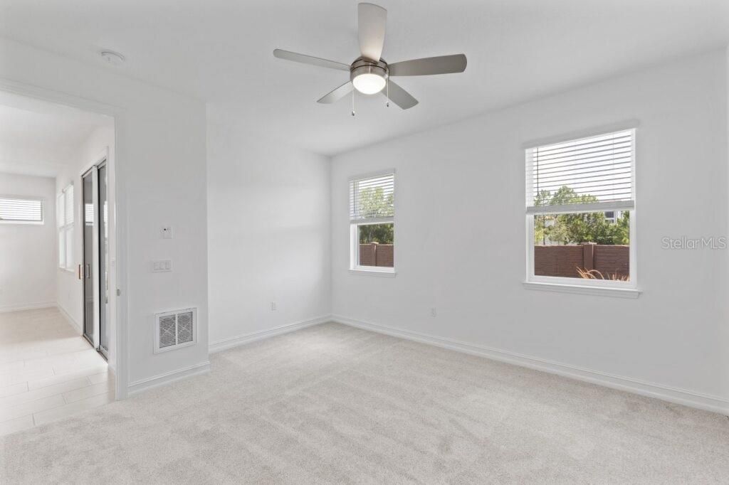 合同活跃: $251,880 (2 贝兹, 2 浴室, 1573 平方英尺)