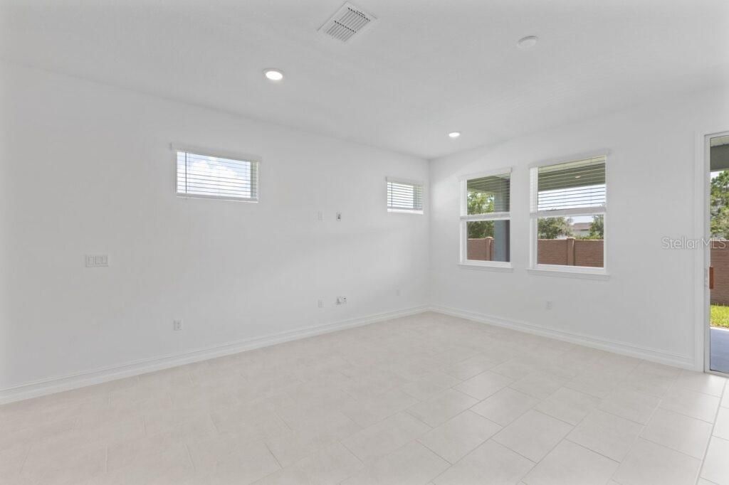 合同活跃: $251,880 (2 贝兹, 2 浴室, 1573 平方英尺)