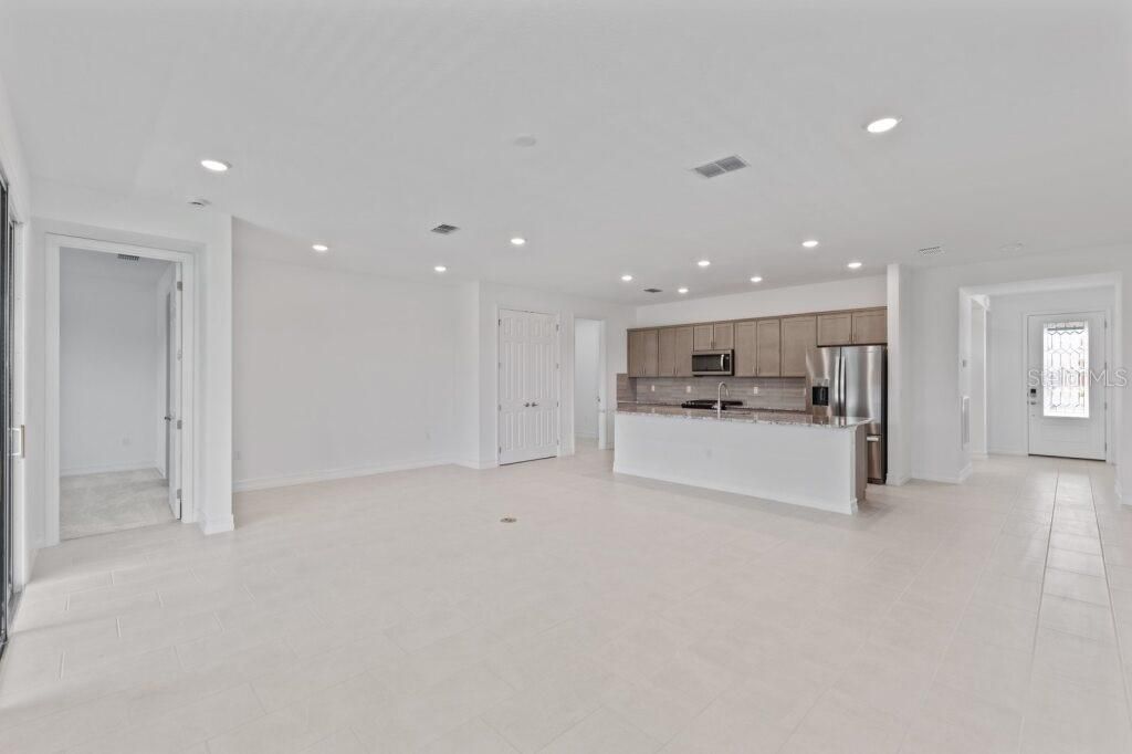 合同活跃: $251,880 (2 贝兹, 2 浴室, 1573 平方英尺)