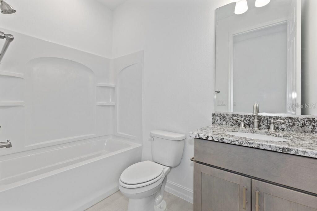 合同活跃: $251,880 (2 贝兹, 2 浴室, 1573 平方英尺)