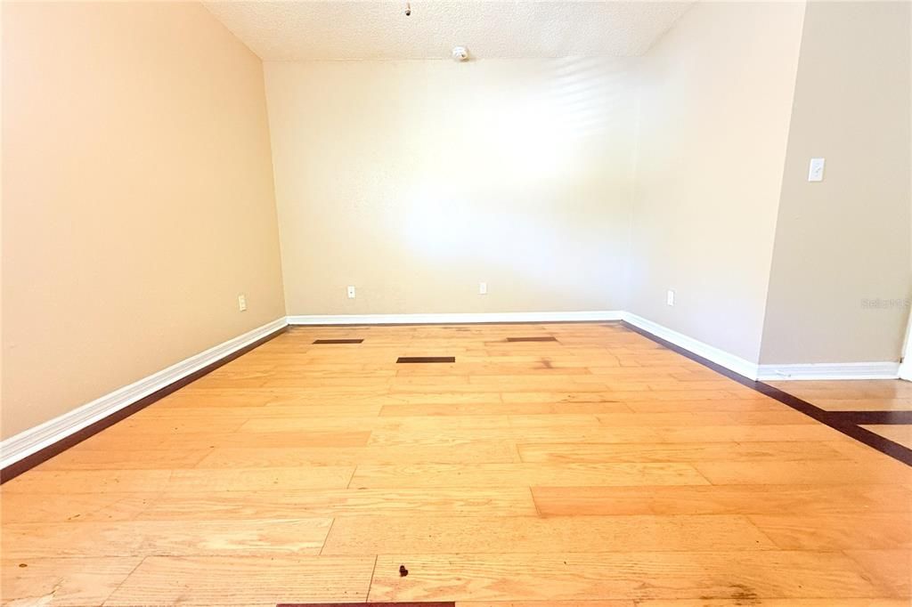 For Sale: $145,000 (2 beds, 2 baths, 1068 Square Feet)