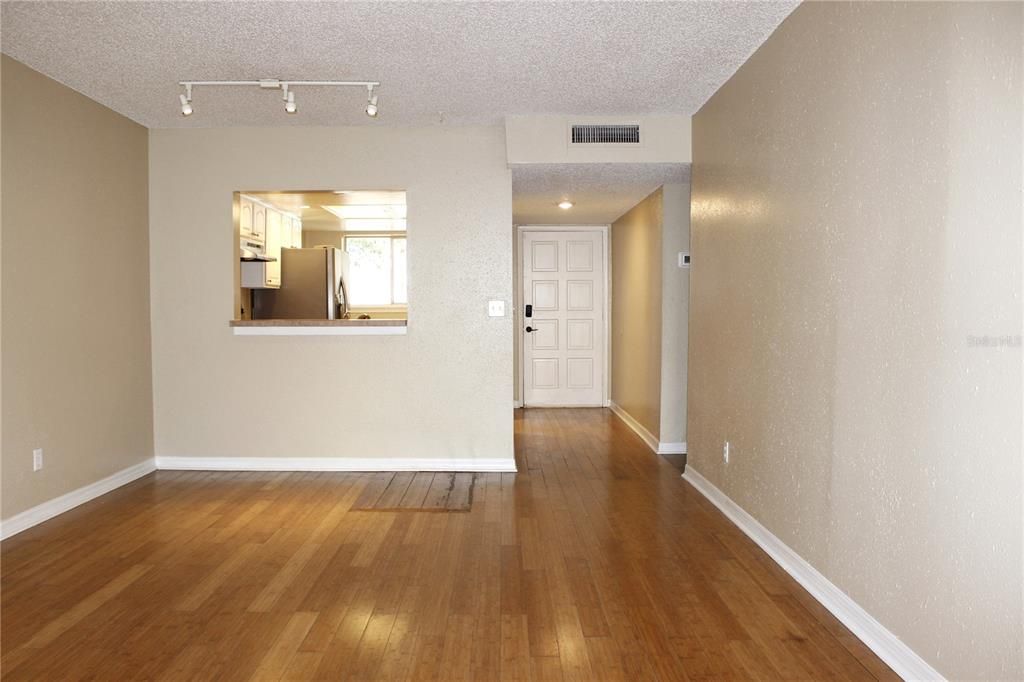For Sale: $145,000 (2 beds, 2 baths, 1068 Square Feet)