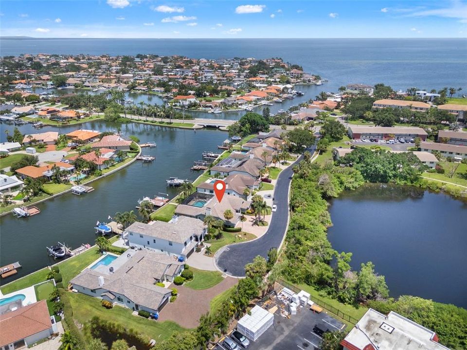 合同活跃: $1,399,000 (4 贝兹, 3 浴室, 2600 平方英尺)