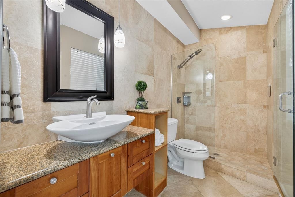 合同活跃: $1,399,000 (4 贝兹, 3 浴室, 2600 平方英尺)