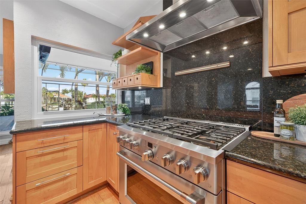 合同活跃: $1,399,000 (4 贝兹, 3 浴室, 2600 平方英尺)