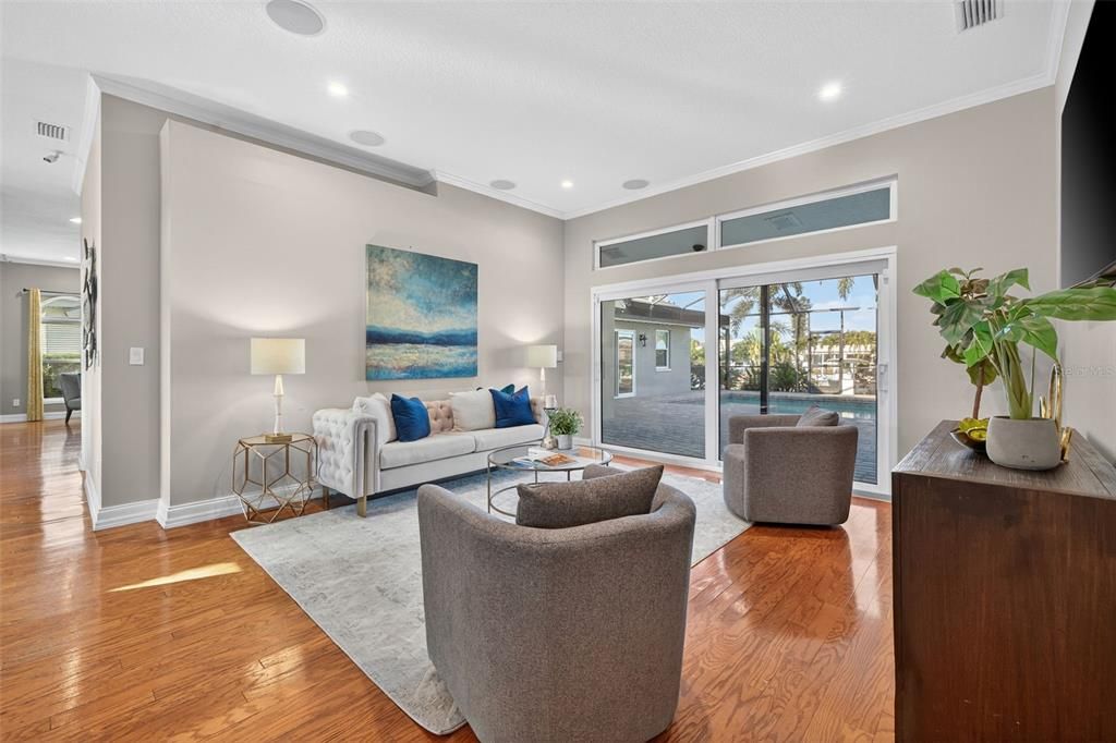 合同活跃: $1,399,000 (4 贝兹, 3 浴室, 2600 平方英尺)