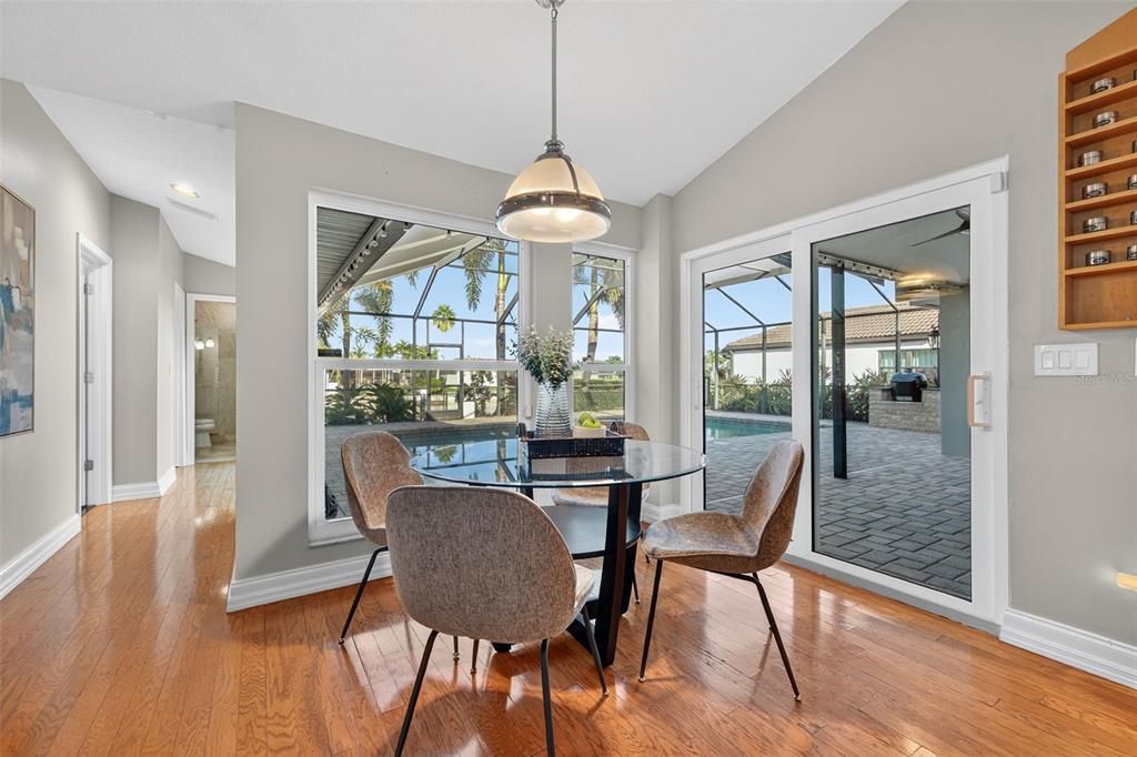 合同活跃: $1,399,000 (4 贝兹, 3 浴室, 2600 平方英尺)