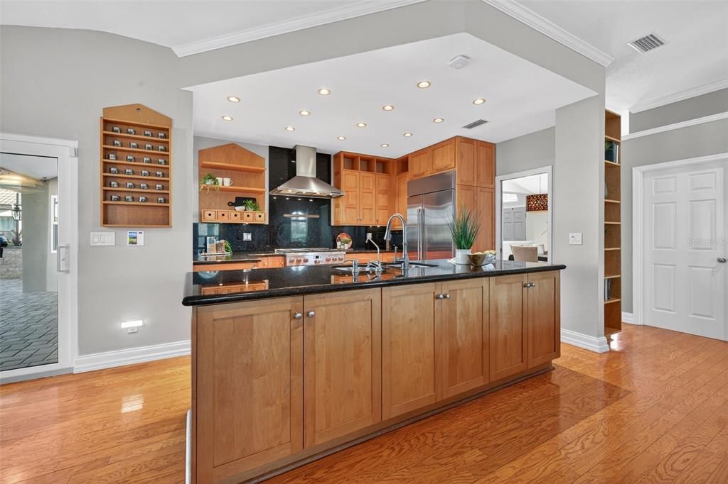 合同活跃: $1,399,000 (4 贝兹, 3 浴室, 2600 平方英尺)