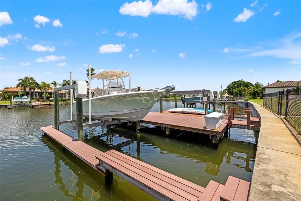 合同活跃: $1,399,000 (4 贝兹, 3 浴室, 2600 平方英尺)