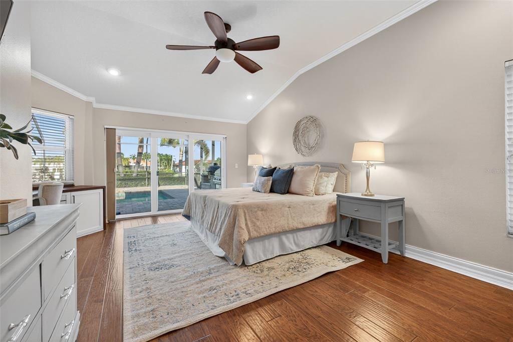 合同活跃: $1,399,000 (4 贝兹, 3 浴室, 2600 平方英尺)