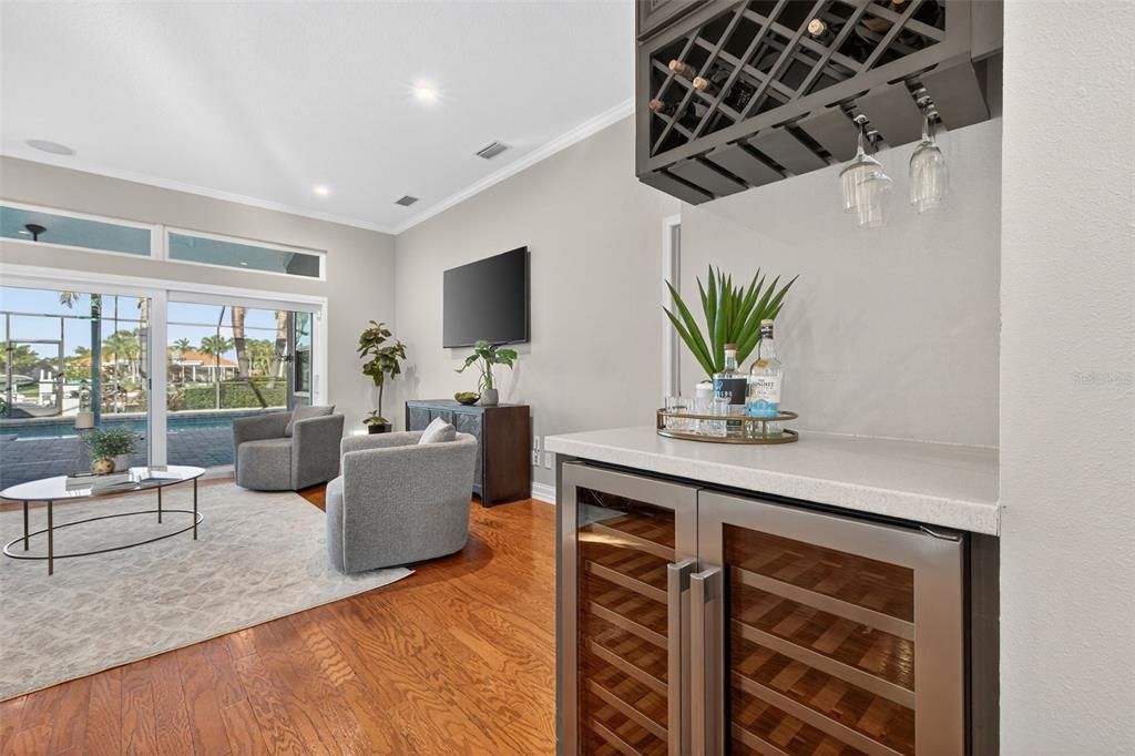 合同活跃: $1,399,000 (4 贝兹, 3 浴室, 2600 平方英尺)