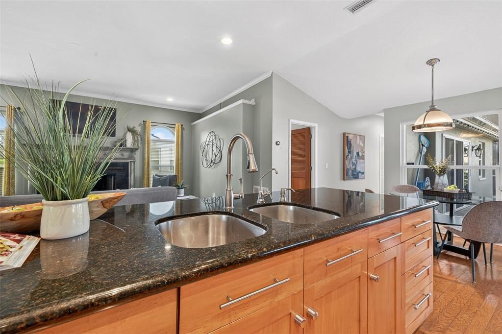 合同活跃: $1,399,000 (4 贝兹, 3 浴室, 2600 平方英尺)