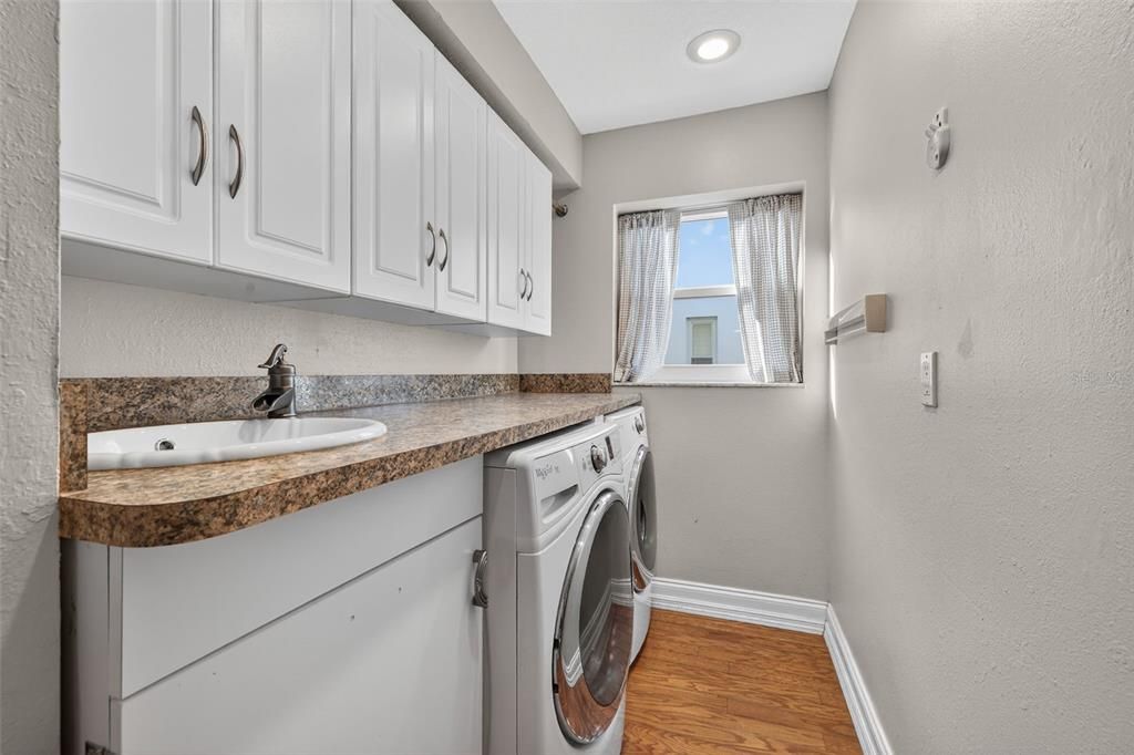 合同活跃: $1,399,000 (4 贝兹, 3 浴室, 2600 平方英尺)