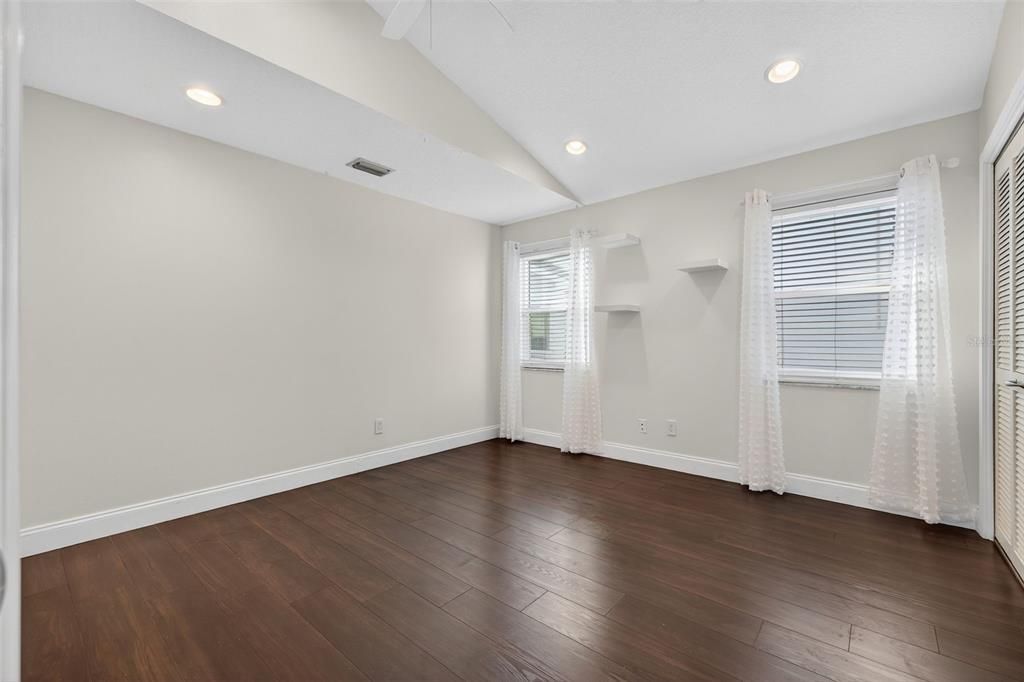 合同活跃: $1,399,000 (4 贝兹, 3 浴室, 2600 平方英尺)