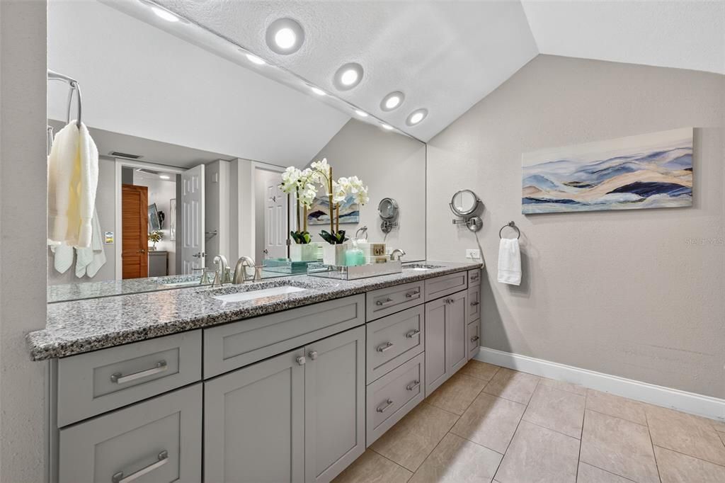 合同活跃: $1,399,000 (4 贝兹, 3 浴室, 2600 平方英尺)