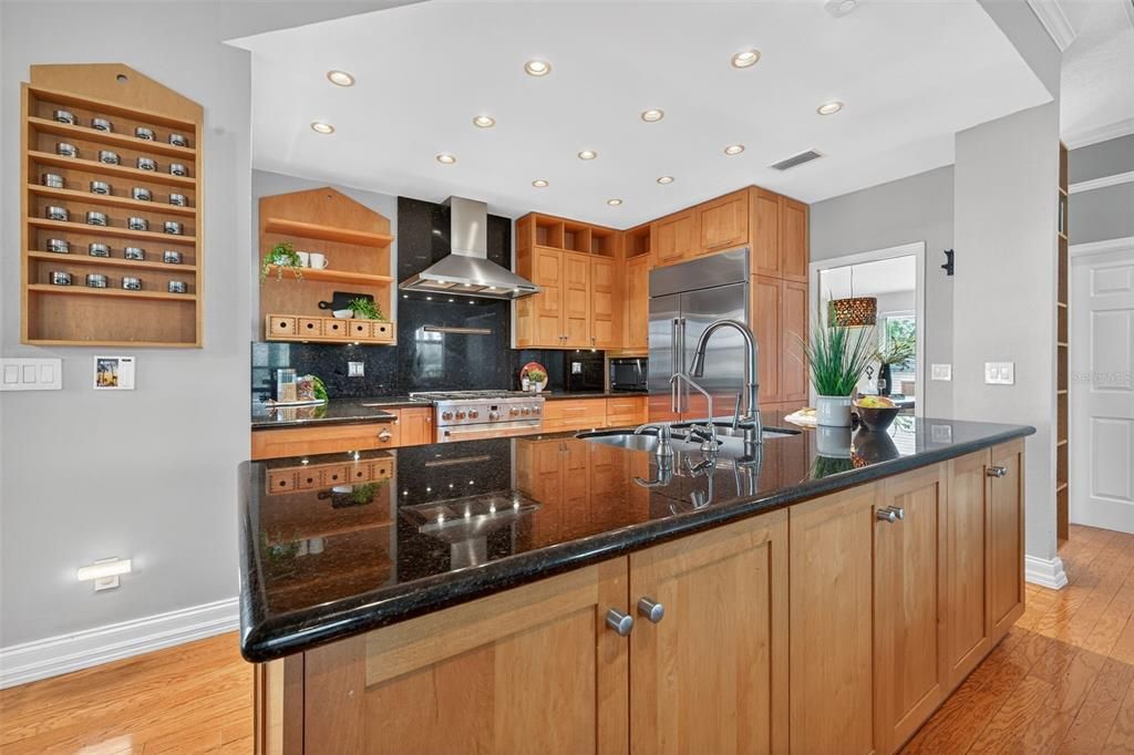 合同活跃: $1,399,000 (4 贝兹, 3 浴室, 2600 平方英尺)